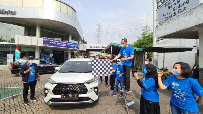 BERANGKAT: Rombongan konvoi customer gathering pesta durian Arina Toyota Gresik berangkat dari halaman diler Arina Toyota. (Firman/Radar Gresik)