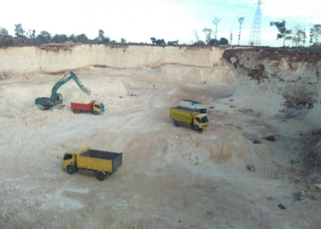 ALIH FUNGSI: Areal tambang galian C di Desa Banyutengah Panceng bakal menjadi kawasan industri sesuai dalam perencanaan Ranperda RTRW. (Firman/Radar Gresik)