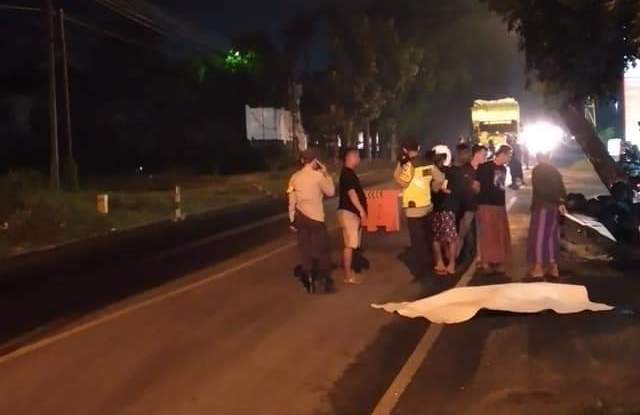 KECELAKAAN: Polisi dibantu warga saat melakukan evakuasi korban laka di Jalan Raya Desa Abar - abir, Kecamatan Bungah. (Istimewa/Radar Gresik )