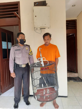 PENCURIAN: Tersangka M. Saikhu beserta barang bukti diamankan anggota Polsek Driyorejo. (Yudhi/Radar Gresik)