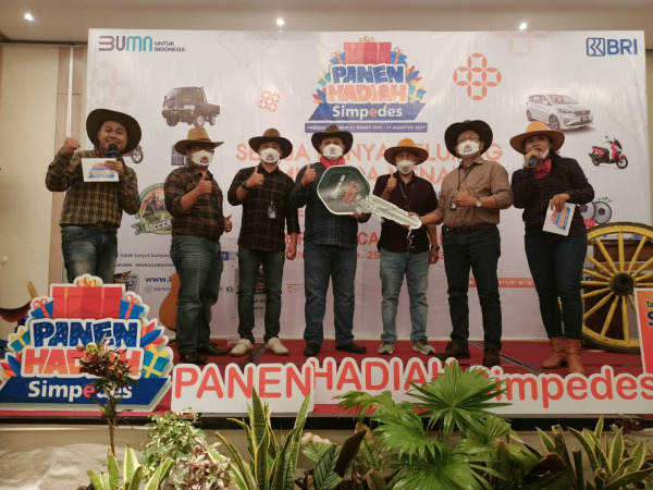 SELAMAT: Penyerahan Gand Prize I Simpedes BRI semester 1 2021 berupa mobil Suzuki All New Ertiga GL yang dimenangkan salah satu nasabah Daniati Fitriyah dari Unit BRI Dukun.  (Istimewa/ Radar Gresik)