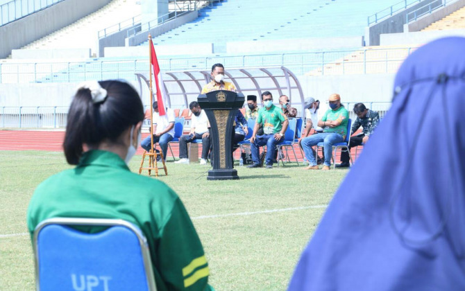 SAMBUTAN: Bupati Gresik, Fandi Akhmad Yani memberikan sambutan di hadapan atlet yang berlaga di PON Papua. (Dok/Radar Gresik)