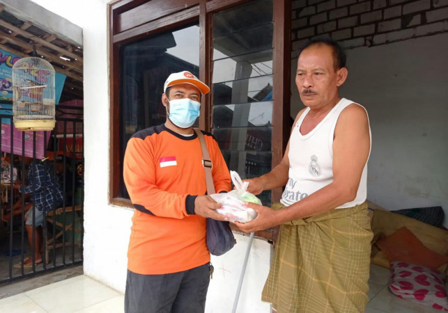 PEDULI: Ketua DPD PKS Gresik, Fahrizal Muhammad Kohar memberikan bantuan kepada warga yang banjir. (Dok/Radar Gresik)