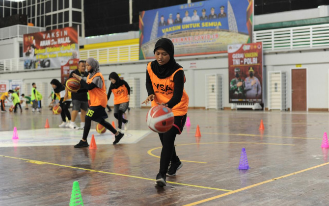PEMBINAAN : Pemain basket YSA Gresik fokus mengikuti pembinaan dan latihan di WEP Gresik, kemarin. (DOK/RADAR GRESIK)