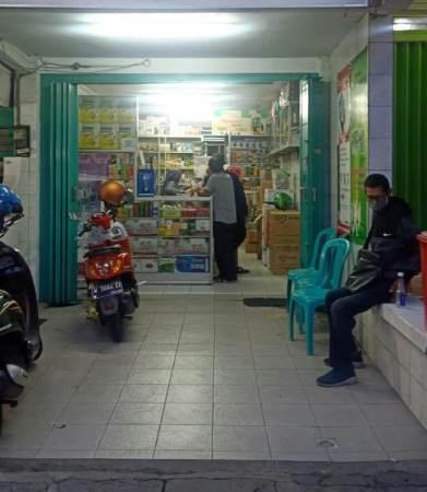 APOTEKER MULAI RAMAI: Musim penghujan, para pengunjung yang membeli obat ke apotek. (Dok/Radar Gresik)