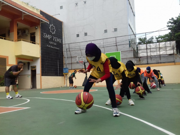 SENANG : Para siswa YSA yang sedang latihan basket di lapangan SPM YIMI Gresik (FAJAR/RADAR GRESIK)