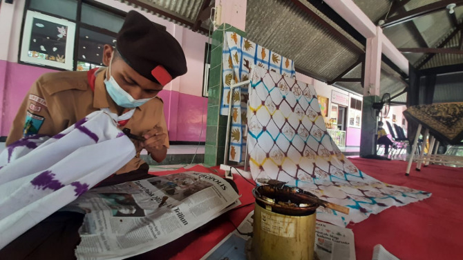 MEMBATIK : Pelajar SLB Kemala Bhayangkari 2 Gresik saat membatik. (Yudhi/Radar Gresik )