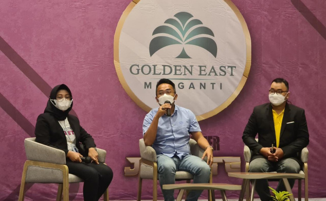 INOVATIf : CEO Keluarga Sejahtera Grup (KSG), Thoriq Majiddanor (tengah) memperkenalkan produk hunian baru Klaster Jadeid yang bisa dibeli tanpa DP. (Istimewa)