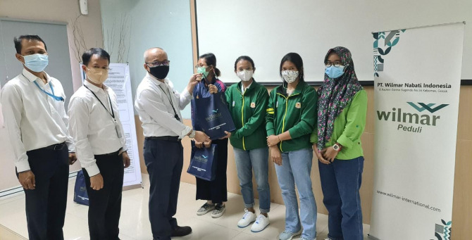 Dukung Olahraga : Unit Bussiness Head PT Wilmar Nabati Indonesia, Ridwan Brandes didampingi Administration Head WINA, Andi Machmud dan manager Humas PT WINA, Hartono Subeki menyerahkan apresiasi kepada para atlet panjat tebing binaannya yang berhasil mera