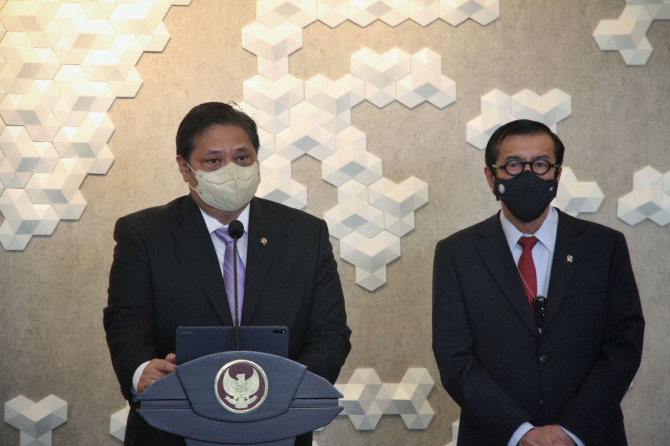 Menteri Koordinator Bidang Perekonomian Airlangga Hartarto dengan didampingi oleh Menteri Hukum dan Hak Asasi Manusia Yasonna H. Laoly menyelenggarakan Konferensi Pers secara hybrid untuk menyampaikan beberapa penjelasan Pemerintah atas Putusan MK dimaksu