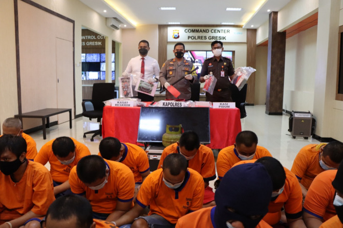 DIAMANKAN : Kapolres Gresik AKBP Mochammad Nur Aziz saat menggelar hasil tangkapan tindak kejahatan di Mapolres Gresik.  (Yudhi/Radar Gresik)
