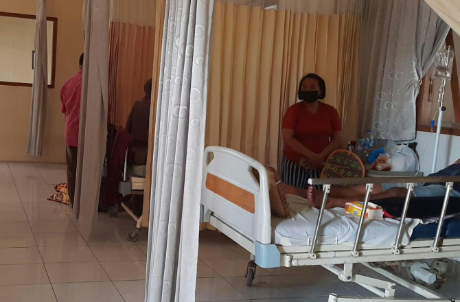 SERANGAN DBD: Pasien DB sedang dirawat di Rumah Sakit Wates Husada (RSWH), Balongpanggang, kemarin. (Dok./Radar Gresik)