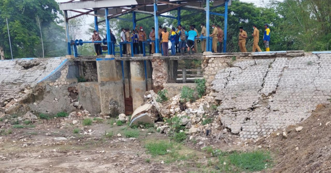 WADUK BAKAL DIPERBAIKI: Anggota Asosiasi Kepala Desa (AKD) Duduksampeyan Muhammad Bahrul Ghofar Kepala Desa Gredek saat mendapingi Tim Bakorwil Bojonegoro Pemerintah Provinsi Jawa Timur  saat meninjau waduk di Desa Sumengko, Kecamatan Duduksampeyan, Kamis