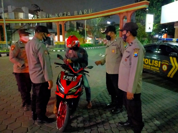 RAZIA: Anggota gabungan polsek jajaran saat melakukan razia pengendara motor di Jalan Kalimantan Perum GKB, Kecamatan Manyar. (Yudhi/Radar Gresik)