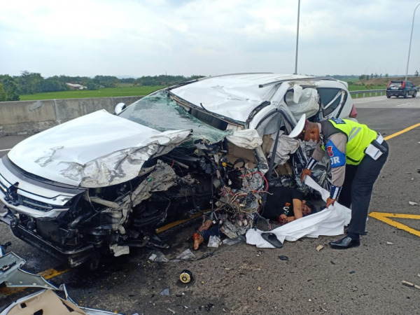 TEWAS SEKETIKA: Polisi sedang melakukan evakuasi kepada jenazah Bibir Ardiansyah dan Vanessa Angel di tol Mojoerko-Jombang.