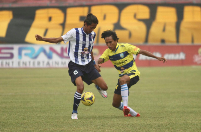 BEREBUT BOLA : Pemain GU saat merebut bola dari kaki pemain Persida Sidoarjo dalam laga pembukaan Liga 3 Regional Jatim.