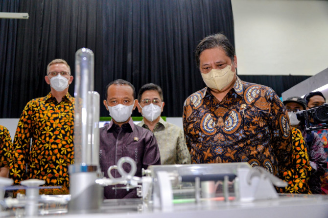 Menteri Koordinator Bidang Perekonomian Airlangga Hartarto saat memberikan sambutan pada acara peresmian Realisasi Investasi Produk Inovatif Berorientasi Ekspor PT HM Sampoerna Tbk di Karawang, Jawa Barat, Selasa (30/11). (dok/radar gresik)