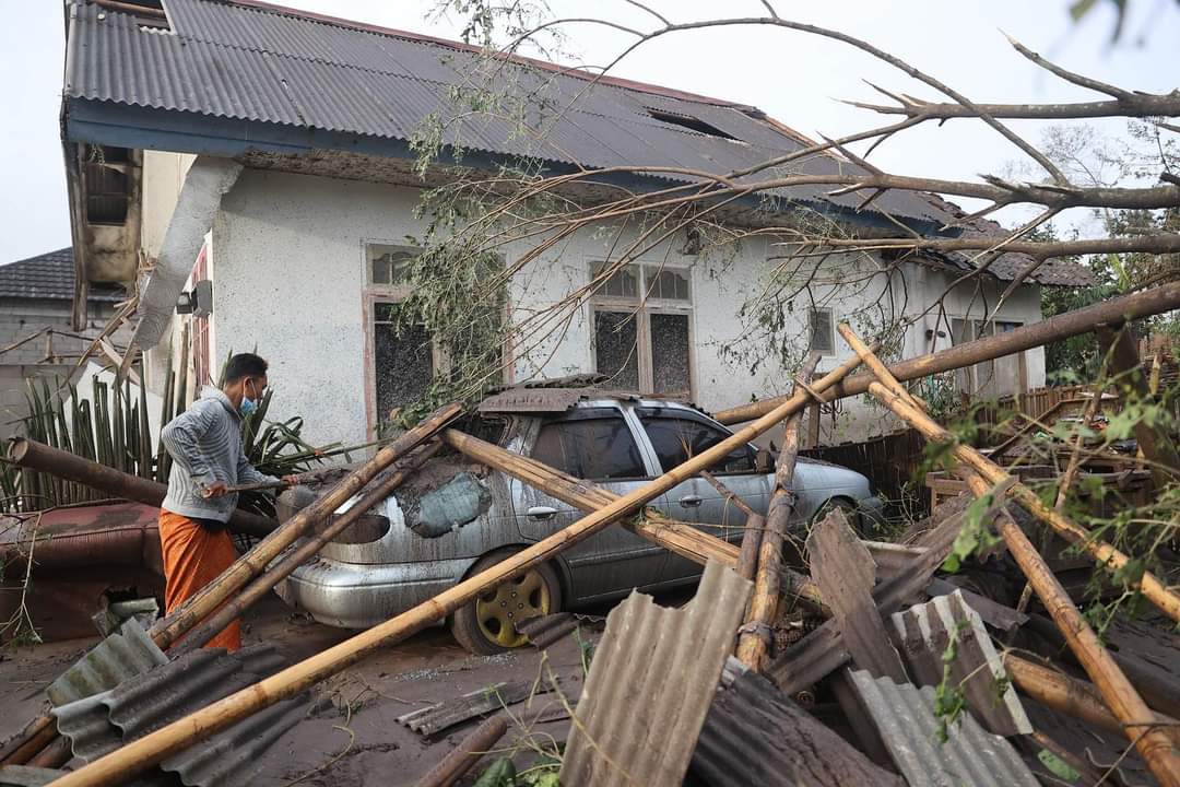 PORAK PORANDA: Warga sedang merapikan rumahnya yang rusak akibat erupsi Gunung Semeru di Lumajang. (dok/radar gresik)