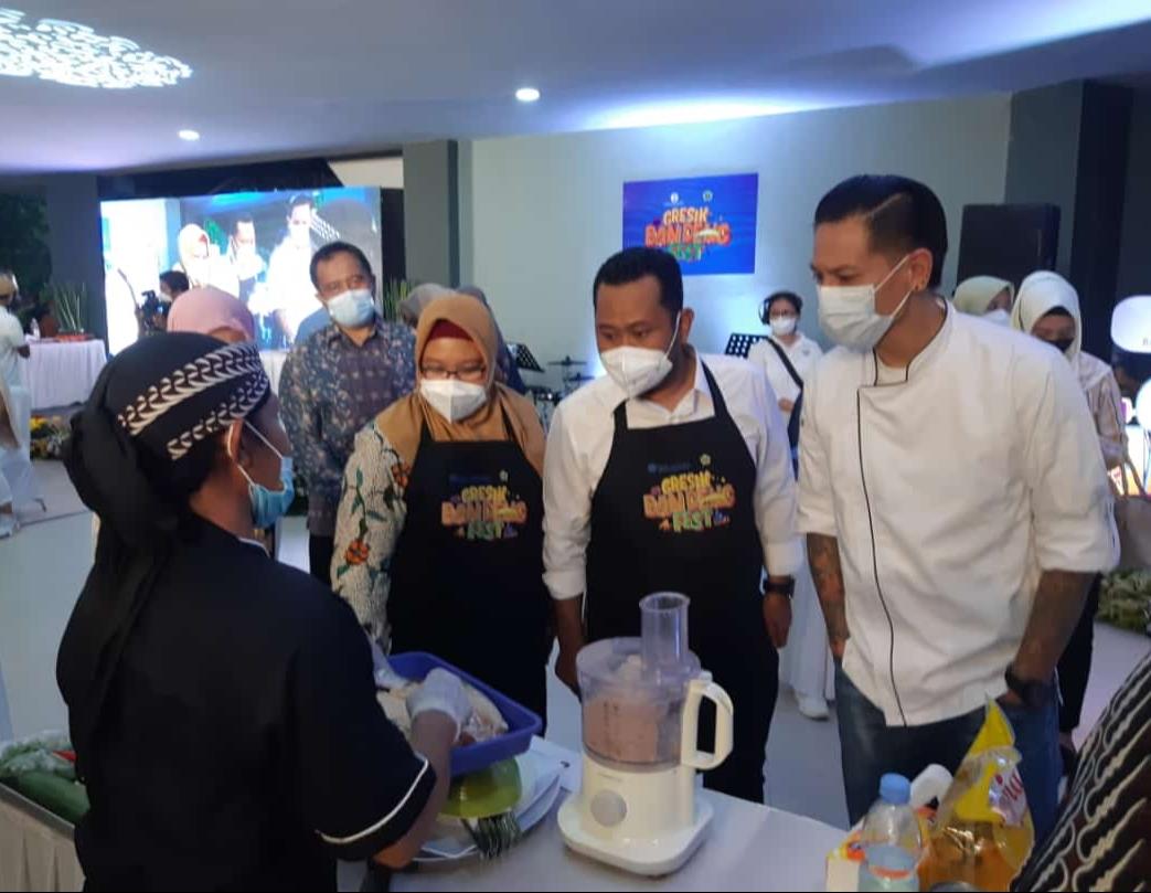 MASTER CHEF : Koki terkenal, Juna Rorimpandey (Chef Juna) mendampingi Bupati Gresik, Fandi Akhmad Yani menilai aneka kreasi masakan para peserta Bandeng Fest 2021. (Dok./Radar Gresik)