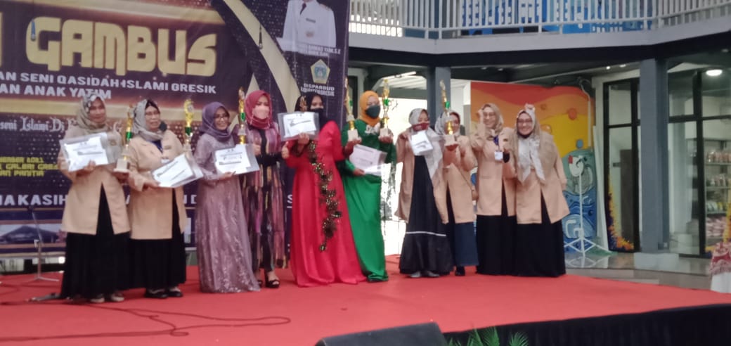 BANGGA: Grup MI Al Falakhiyah mendapatkan piala bergilir di Festival Qasidah HUT ke 4 Pasqi Gresik.