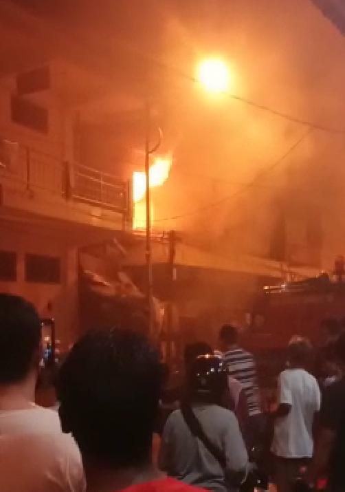 PEMADAMAN : Anggota Damkar Gresik saat melakukan pemadaman di salah satu kios pasar kota Gresik sebelah toko ladju Jalan Samanhudi, Kebungson, Kemuteran, Kecamatan Gresik Kota. (yudhi/radar gresik)
