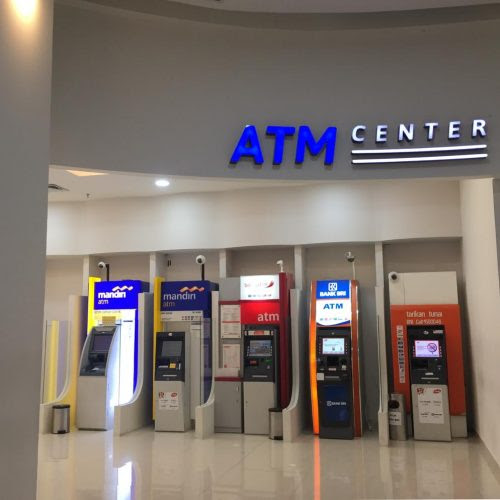 KHAWATIR: Salah satu nasabah perbankan yang hendak melakukan tarik tunai mengaku waswas akan kejahatan skimming kartu di ATM. (Firman/Radar Gresik)