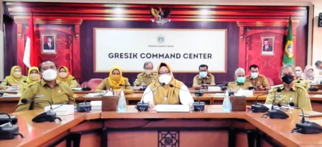 BERI JAWABAN: Wabup Gresik Aminatun Habibah saat membacakan jawaban bupati atas PU fraksi, kemarin. (Rofiq/Radar Gresik)