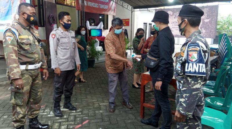 STERILISASI: Anggota Polsek Driyorejo dibantu anggota Koramil dan Banser melaksanakan kegiatan sterilisasi gereja sebelum ibadah dimulai. (Istimewa/Radar )