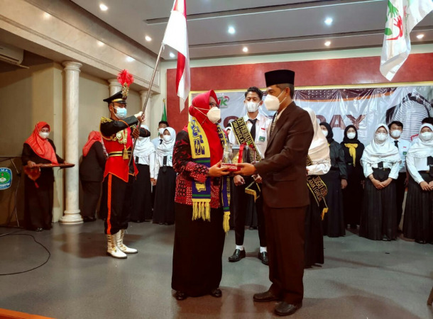 CINDERAMATA : Kepala SMA NU 1 Gresik, Drs. H. Agus Syamsudin, M.A memberikan cinderamata kepada Wabup Gresik, Aminatun Habibah. (Dok/Radar Gresik)