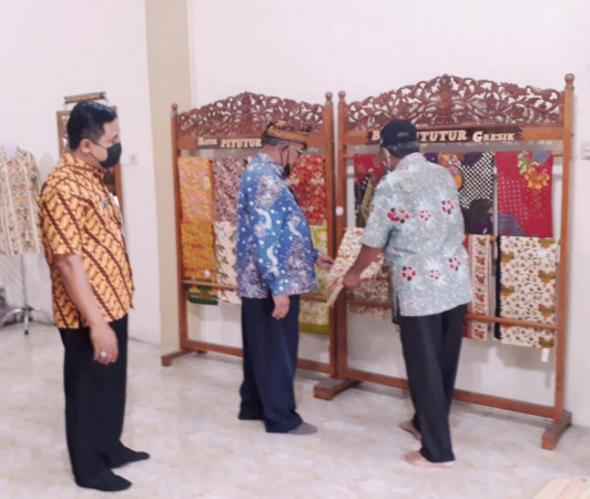 INOVASI: Kepala Disparbud Gresik, Sutaji Rudy melihat hasil kreasi pengrajin batik khas Gresik. (Dok/Radar Gresik)