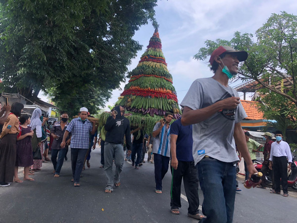 DIARAK: Warga saat mengarak tumpeng raksasa saat mengadakan sedekah bumi di Desa Munggugianti,, Kecamatan Benjeng. (Istimewa/Radar Gresik)
