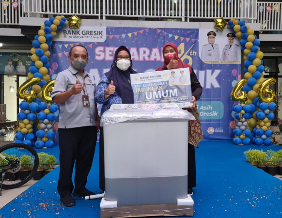 DAPAT HADIAH: Wakil Bupati Gresik, Aminatun Habibah didamping Dirut Bank Gresik, Al Kusani menyerahkan hadiah mesin cuci kepada nasabah setia Bank Gresik. (Firman/Radar Gresik)