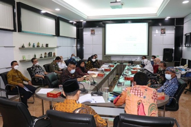 RAPAT BERSAMA: Pansus Ranperda PBG saat menggelar rapat dengan sejumlah pihak terkait. (Dok/Radar Gresik)