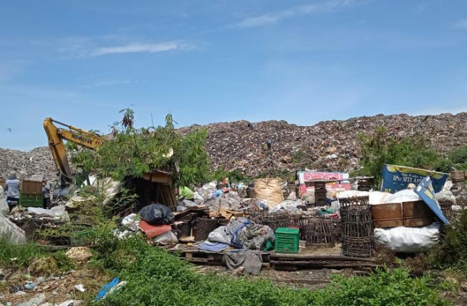 PENUH: Kondisi TPA Ngipik sudah overload karena menampung sampah warga se Kabupaten Gresik. (Dok/Radar Gresik)