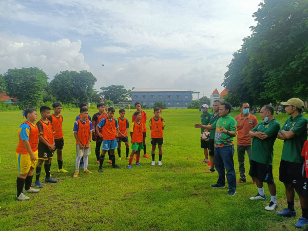 SPORTIFITAS: Manajer Jurit FC Isa Ansori memberikan semangat kepada peserta seleksi di lapangan SKB Cerme. (Riri/Radar Gresik)
