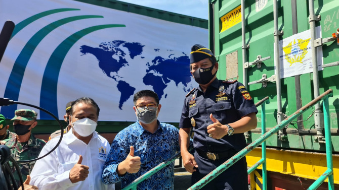 GENJOT EKSPOR: Kepala Bea Cukai Gresik, Bier Budi Kismulyanto (kanan) berfoto bersama Direktur Utama PT Mega Global Food Industri, Richard Cahadi (tengah) usai menempel stiker segel di kontainer. (Istimewa/ Radar Gresik)