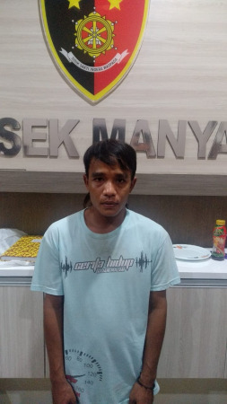 DIAMANKAN: Tersangka penadah besi curian Abdul Aziz diamankan anggota Polsek Manyar. (Istimewa/Radar Gresik)