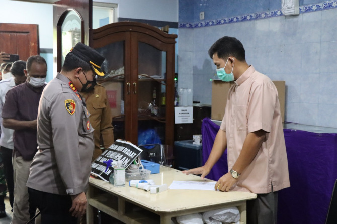 PEMANTAUAN : Kapolres Gresik Mochamad Nur Azis saat melakukan pemantauan dan pengamanan persiapan Natal di Greja wilyah Gresik Kota.  (Yudhi/Radar Gresik)