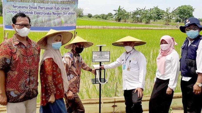 BASMI HAMA: Dispertan Gresik berhasil menciptakan alat pembasmi hama dari lampu. (Dok./ Radar Gresik)