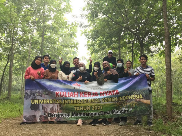 KOLABORASI : Lahan bekas tambang PT Semen Indonesia (Persero), Tbk yang  akan dihidupkan kembali melalui Program bioremediasi. merupakan kolaborasi Universitas Internasional Semen Indonesia (UISI), Komunitas Peternak di Tuban yang diwakili oleh Puri Farm