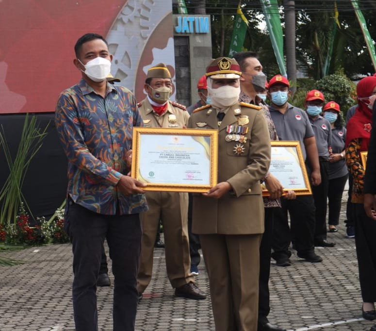 Gubernur Jatim Khofifah Indar Parawansa memberikan penghargaan Pencegahan dan Penanggulangan Covid-19 (P2COVID-19) di tempat kerja dengan kategori “PLATINUM” kepada Adi Suprayitno Admin and Relations Manager PT. Cargill Indonesia – Cocoa & Chocolate Gresi