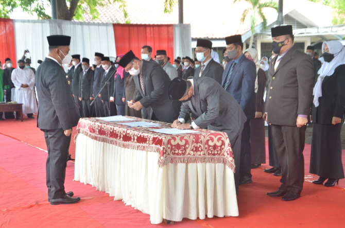 MELANTIK : Bupati Gresik, Fandi Ahkmad Yani melantik pejabat baru dan pengukuhan Dinas Baru Di Pemkab Gresik, hari Ini (18/1). (Istimewa/ Radar Gresik)