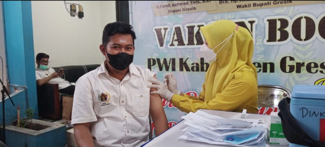 ANTUSIAS : Salah satu peserta Jurnalis, fajar Mengaku senang dengan adanya kepedulian PWI ini, dirinya berkesempatan mendapatkan vaksin booster ketiga. (Dok./Radar Gresik)