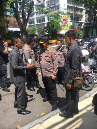 EKSEKUSI : Kapolres Gresik AKBP Mochamad Nur Azis saat melakukan pengamanan eksekusi sebuah rumah di Jalan Panglima Sudirman No.23, Kecamatan Gresik Kota yang dilakukan oleh juru sita PN Gresik. (Yudhi/Radar Gresik)