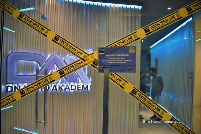 Kegiatan penertiban dilakukan oleh Penyidik Pegawai Negeri Sipil (PPNS) Kementerian Perdagangan serta dihadiri Direktur Tertib Niaga, Sihard Hadjopan Pohan dan Kepala Biro Peraturan Perundang-Undangan dan Penindakan Bappebti, Aldison. (ISTIMEWA/RADAR GRES