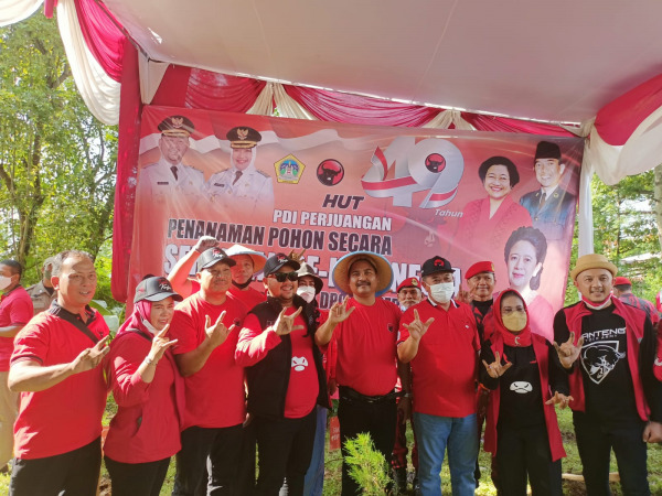 PEDULI LINGKUNGAN: DPD PDIP Jatim, DPC PDIP Gresik, Bupati Gresik bersama kader PDIP menanam pohon di selatan Waduk Bunder Gresik, Minggu (23/1). (FAJAR/RADAR GRESIK)