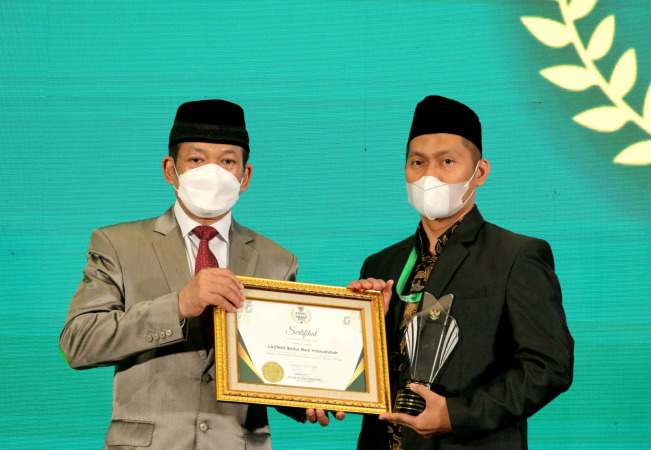 Laznas BMH pada gelaran yang juga dalam rangka memperingati HUT Baznas  ke-21 itu mendapatkan penghargaan sebagai Laznas dengan Laporan Tahunan ZIS Terbaik. (Istimewa/ Radar Gresik