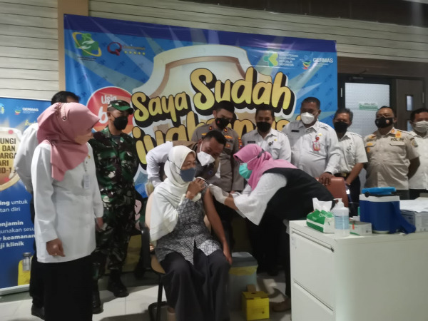KICK OFF: Bupati Gresik mendampingi proses vaksinasi booster di RSUD Ibnu Sina kemarin. (Dok/Radar Gresik)