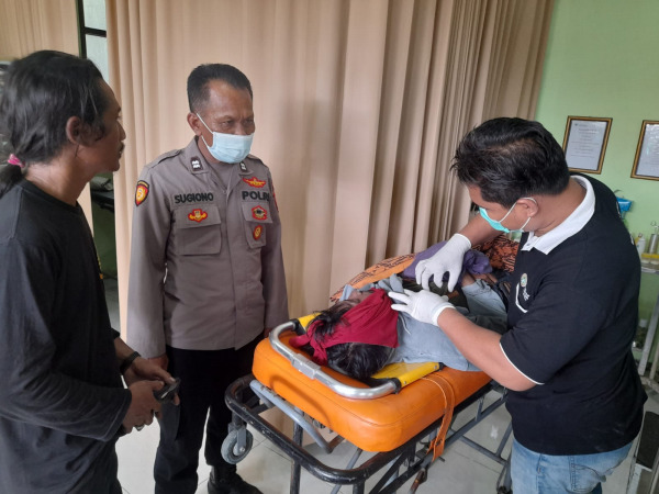 DIEVAKUASI: Anggota Polsek Wringinanom dibantu tim medis saat melakukan evakuasi korban untuk dibawa ke Rumah Sakit. (Istimewa/Radar Gresik )