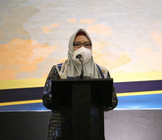 IMBAU: Wakil Bupati Gresik, Aminatun Habibah saat memberikan sambutan dalam acara bimbingan teknis seluruh kepala desa, BPD dan perangkat desa se Kecamatan Sidayu. (Dok./Radar Gresik)
